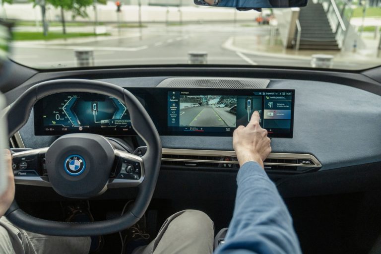 Bmw iX 2021: immagini ufficiali