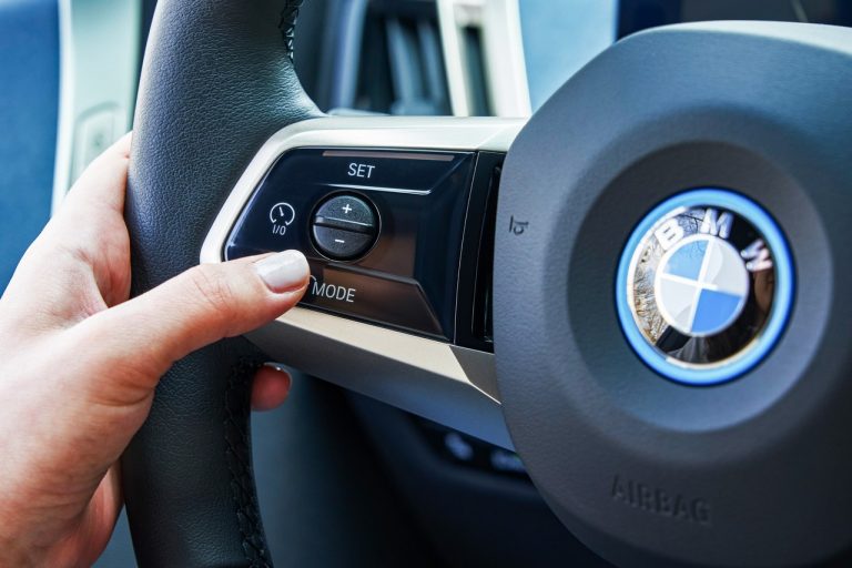 Bmw iX 2021: immagini ufficiali
