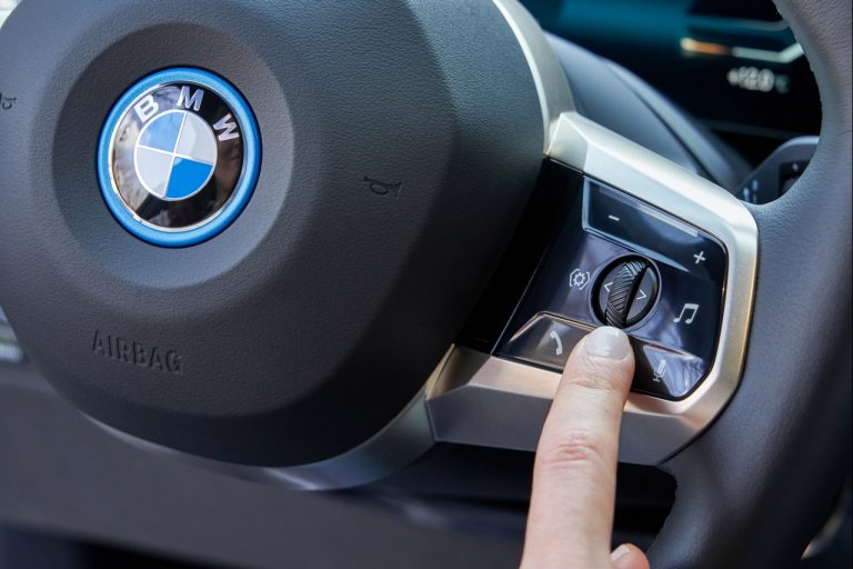 Bmw iX 2021: immagini ufficiali
