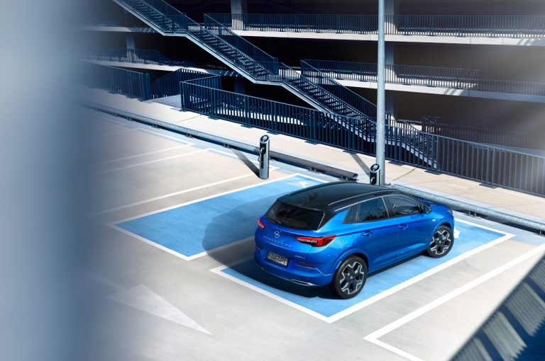 Opel Grandland 2022: immagini ufficiali