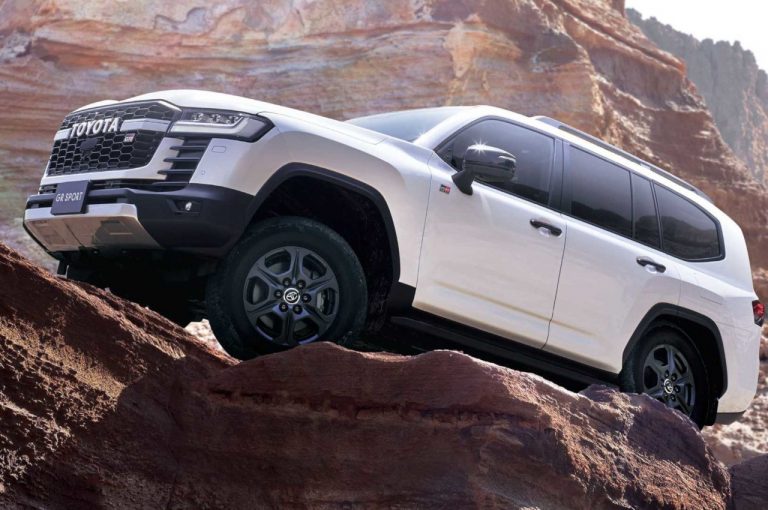 Toyota Land Cruiser GR Sport 2021: immagini ufficiali