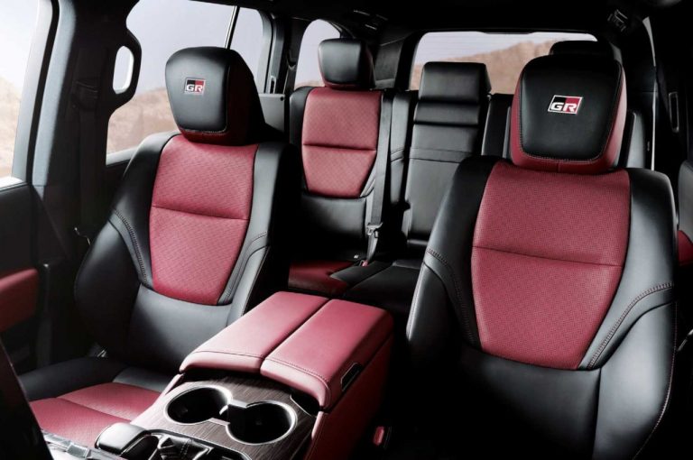 Toyota Land Cruiser GR Sport 2021: immagini ufficiali