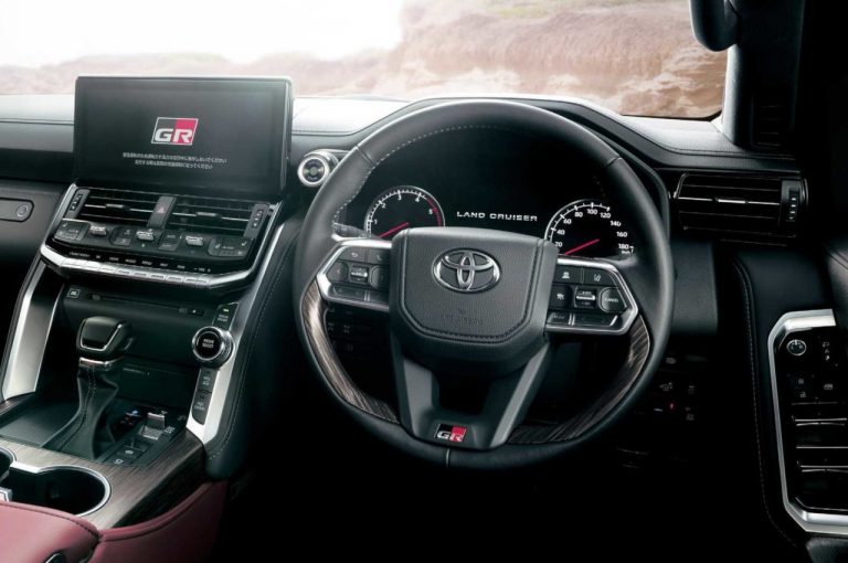 Toyota Land Cruiser GR Sport 2021: immagini ufficiali