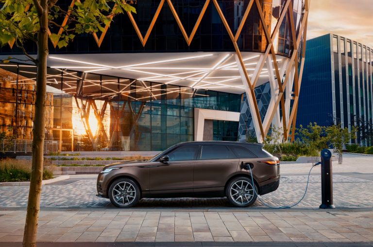 Range Rover Velar 2022: immagini ufficiali