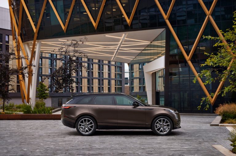 Range Rover Velar 2022: immagini ufficiali
