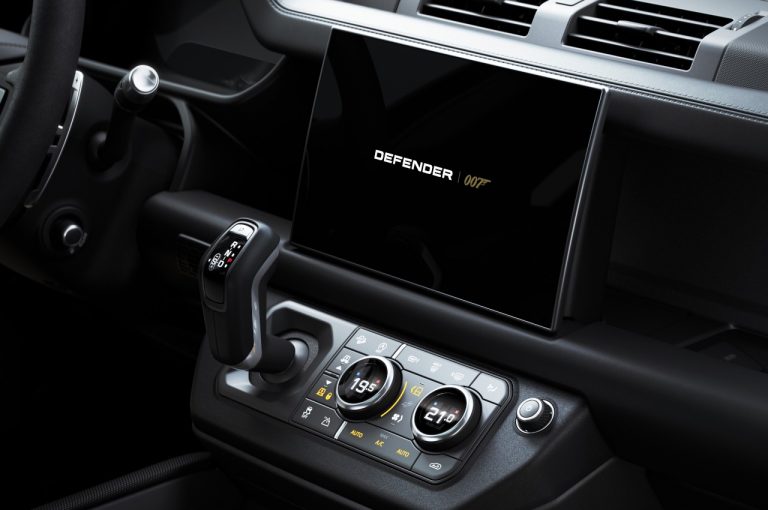 Land Rover Defender V8 Bond Edition 2021: immagini ufficiali