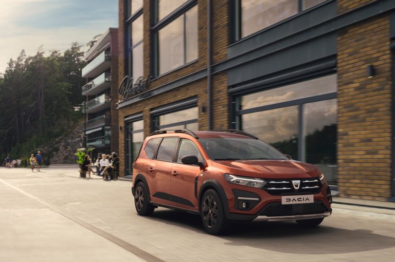 Dacia Jogger 2022: immagini ufficiali