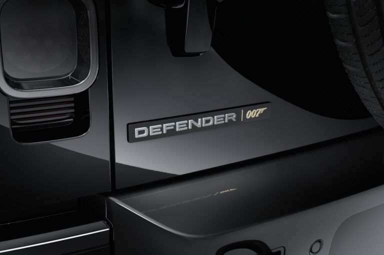 Land Rover Defender V8 Bond Edition 2021: immagini ufficiali