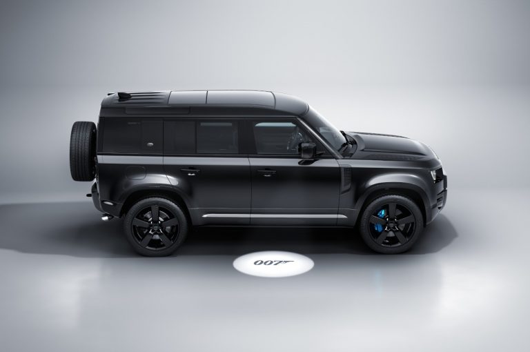 Land Rover Defender V8 Bond Edition 2021: immagini ufficiali
