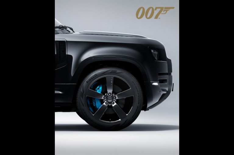 Land Rover Defender V8 Bond Edition 2021: immagini ufficiali
