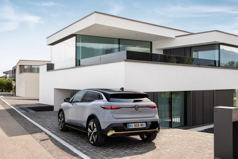 Renault Mégane E-Tech Electric 2022: immagini ufficiali