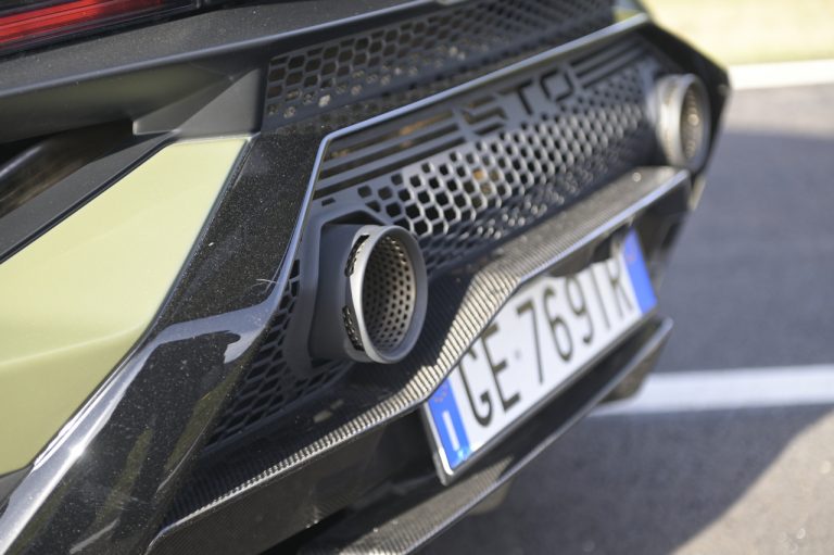 Lamborghini Huracan STO: la prova su strada