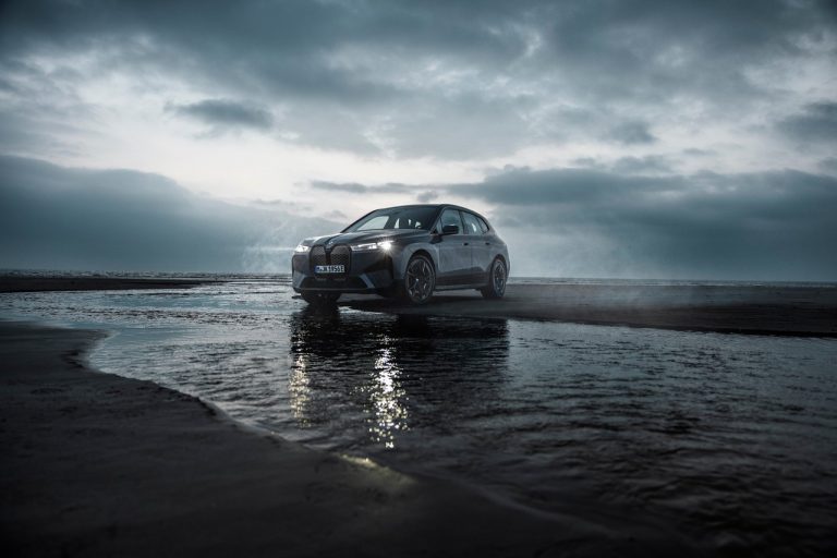 Bmw iX M60 2022: immagini ufficiali