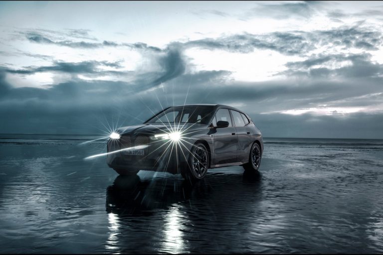 Bmw iX M60 2022: immagini ufficiali