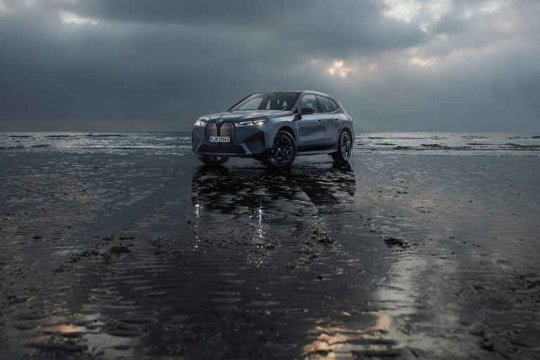 Bmw iX M60 2022: immagini ufficiali