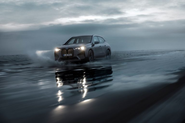 Bmw iX M60 2022: immagini ufficiali