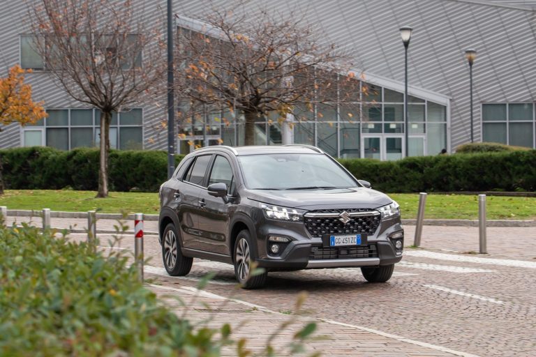 Suzuki S-Cross Hybrid 2022: immagini ufficiali