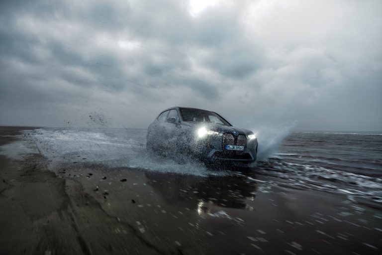 Bmw iX M60 2022: immagini ufficiali