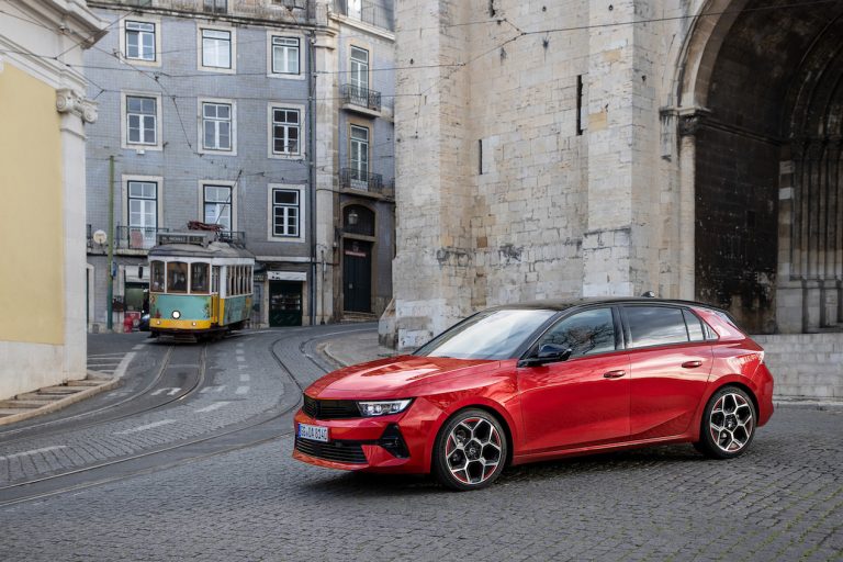 Opel Astra 2022: immagini ufficiali