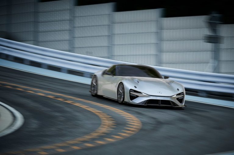 Lexus, nuova coupé elettrica: prime immagini dei test di sviluppo