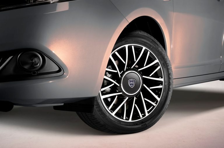 Lancia Ypsilon Alberta Ferretti 2022: immagini ufficiali
