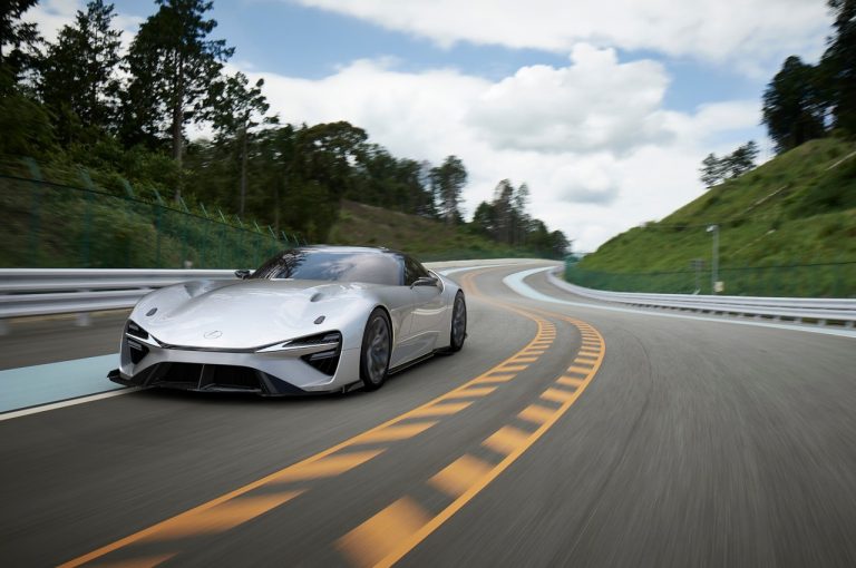 Lexus, nuova coupé elettrica: prime immagini dei test di sviluppo