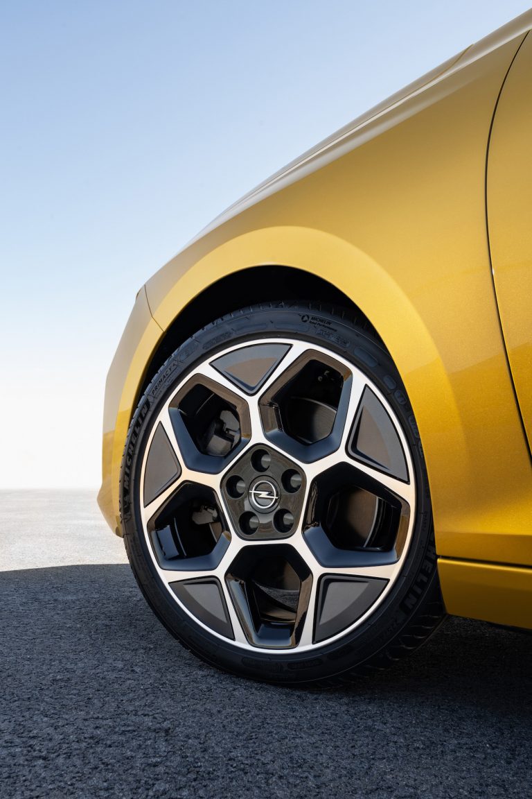 Opel Astra 2022: immagini ufficiali