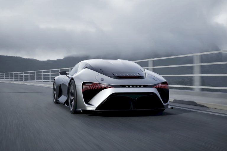 Lexus, nuova coupé elettrica: prime immagini dei test di sviluppo