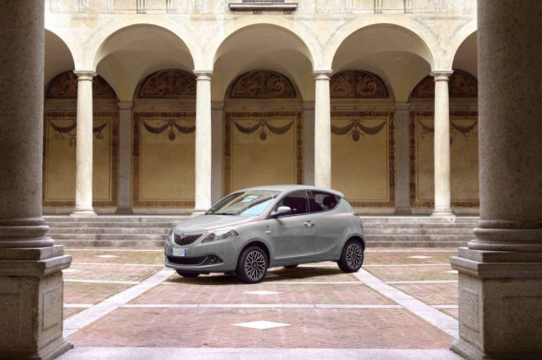 Lancia Ypsilon Alberta Ferretti 2022: immagini ufficiali