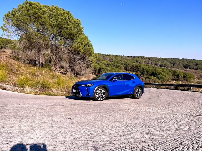 Lexus UX300e: la prova su strada