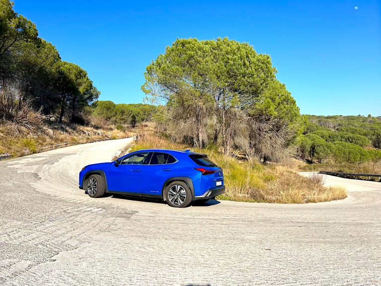 Lexus UX300e: la prova su strada