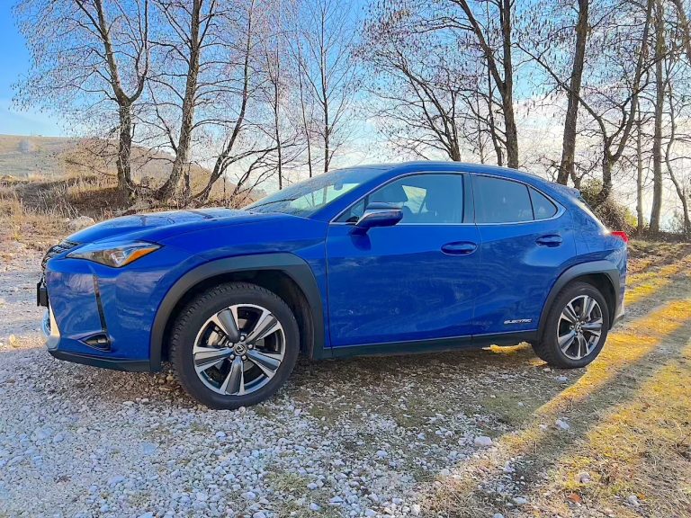 Lexus UX300e: la prova su strada