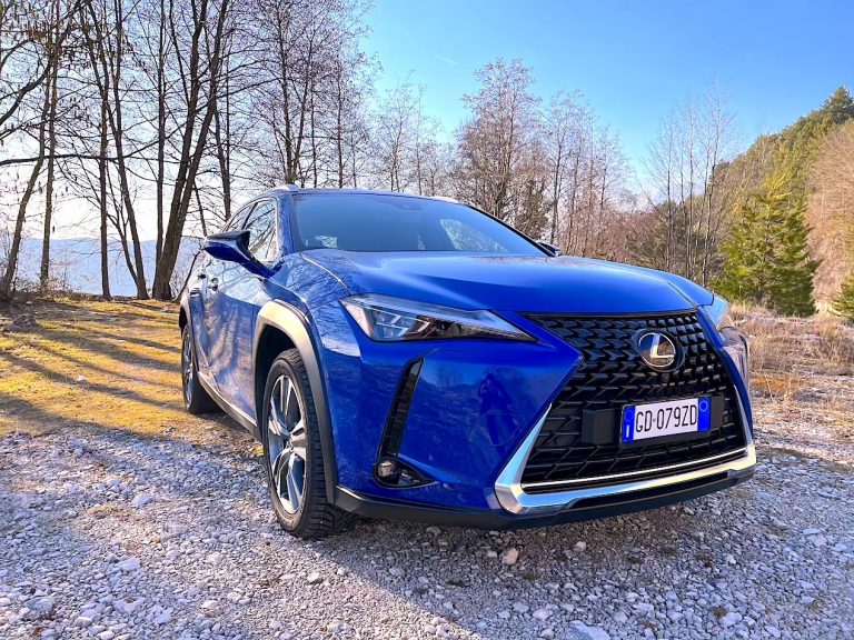 Lexus UX300e: la prova su strada