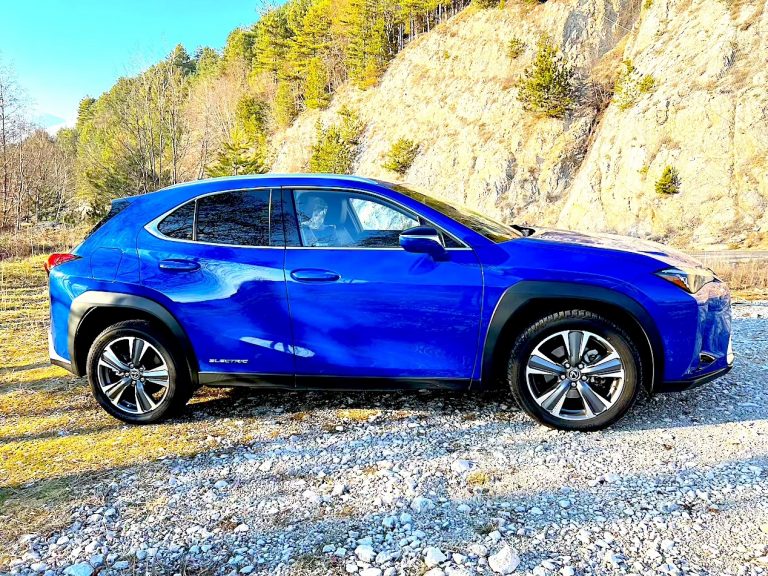 Lexus UX300e: la prova su strada