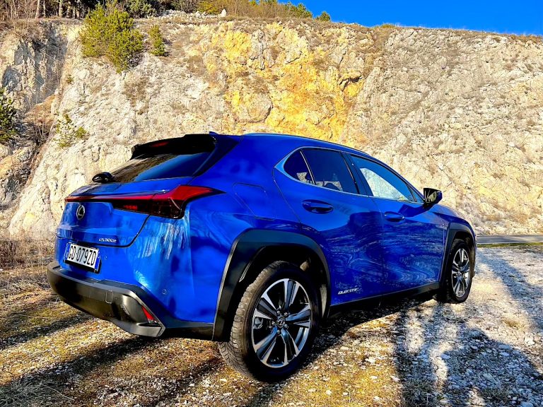 Lexus UX300e: la prova su strada