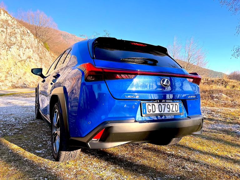 Lexus UX300e: la prova su strada