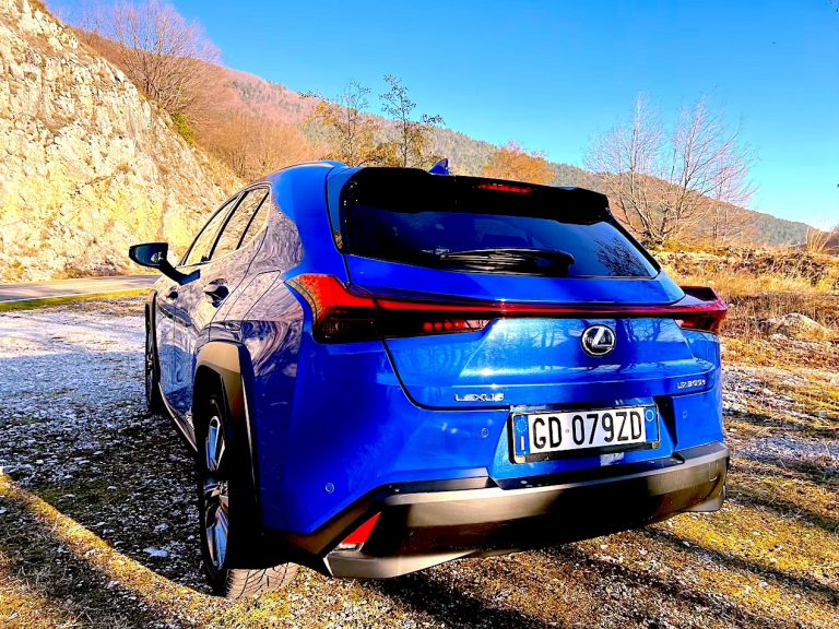 Lexus UX300e: la prova su strada