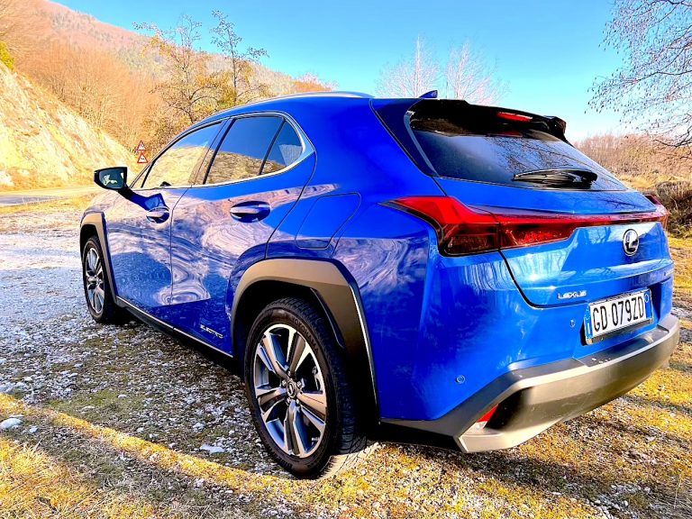 Lexus UX300e: la prova su strada
