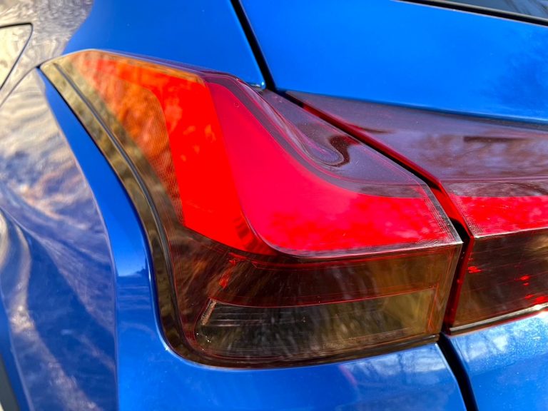 Lexus UX300e: la prova su strada
