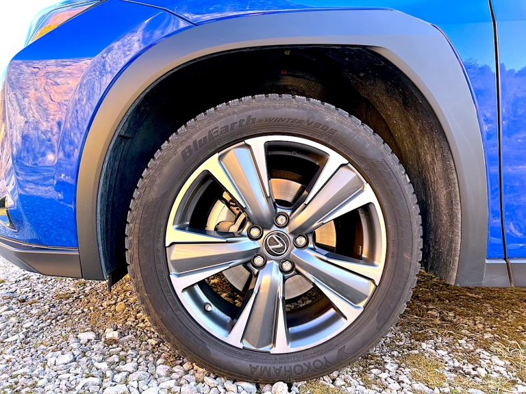 Lexus UX300e: la prova su strada