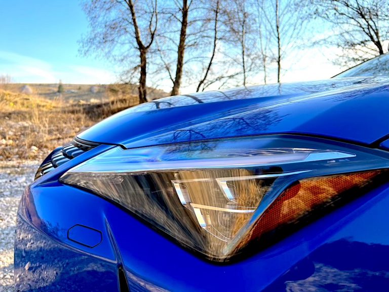 Lexus UX300e: la prova su strada