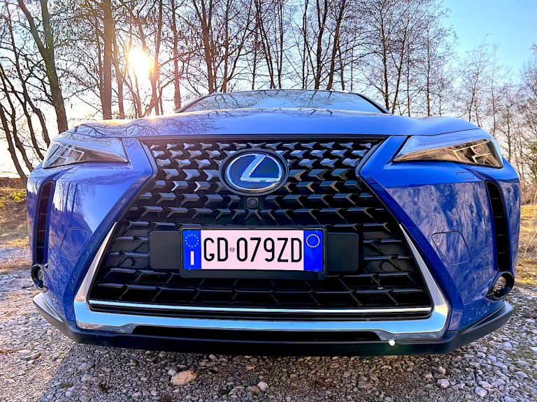 Lexus UX300e: la prova su strada