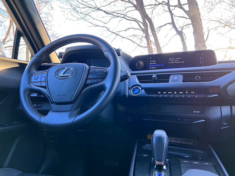 Lexus UX300e: la prova su strada