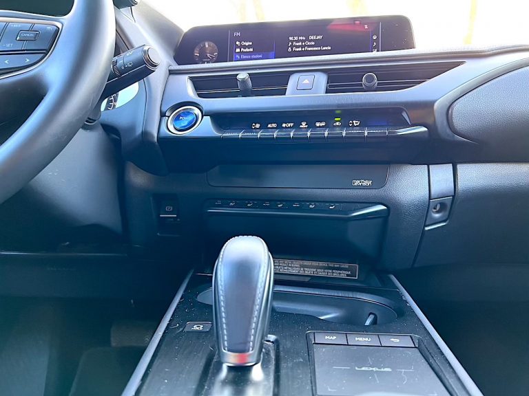 Lexus UX300e: la prova su strada