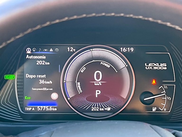 Lexus UX300e: la prova su strada