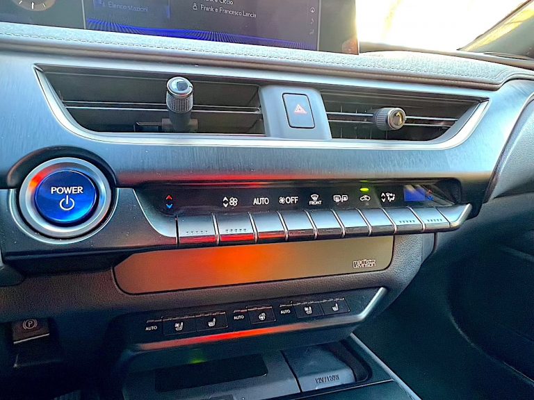 Lexus UX300e: la prova su strada