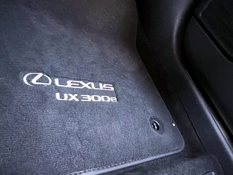 Lexus UX300e: la prova su strada