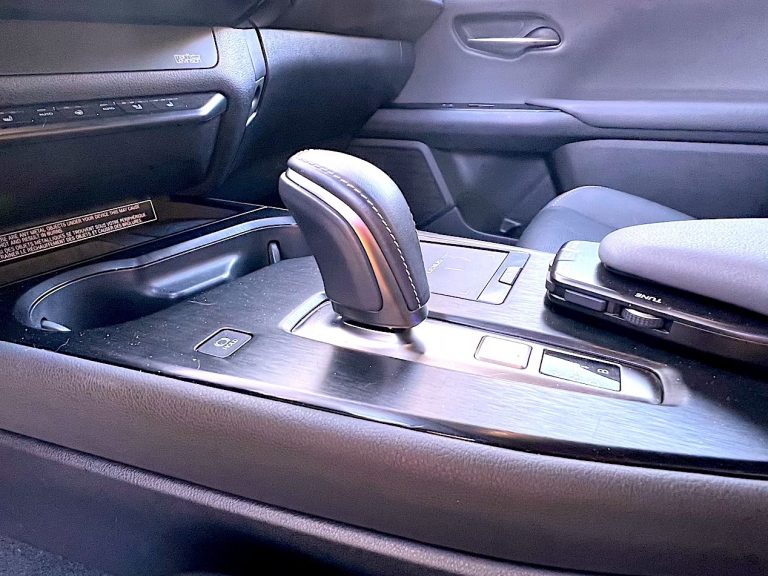 Lexus UX300e: la prova su strada