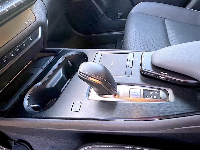 Lexus UX300e: la prova su strada