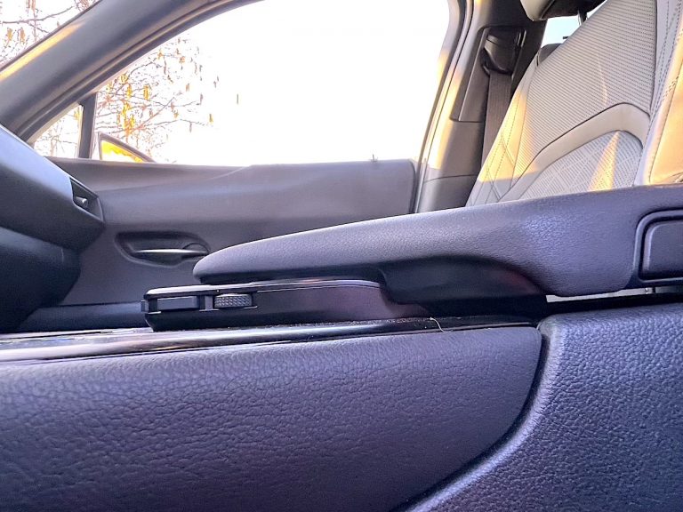 Lexus UX300e: la prova su strada